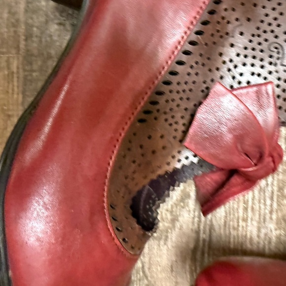 Community size 38 (7.5) NWOT Red and Brown bow mini heel leather boots - Picture 15 of 16